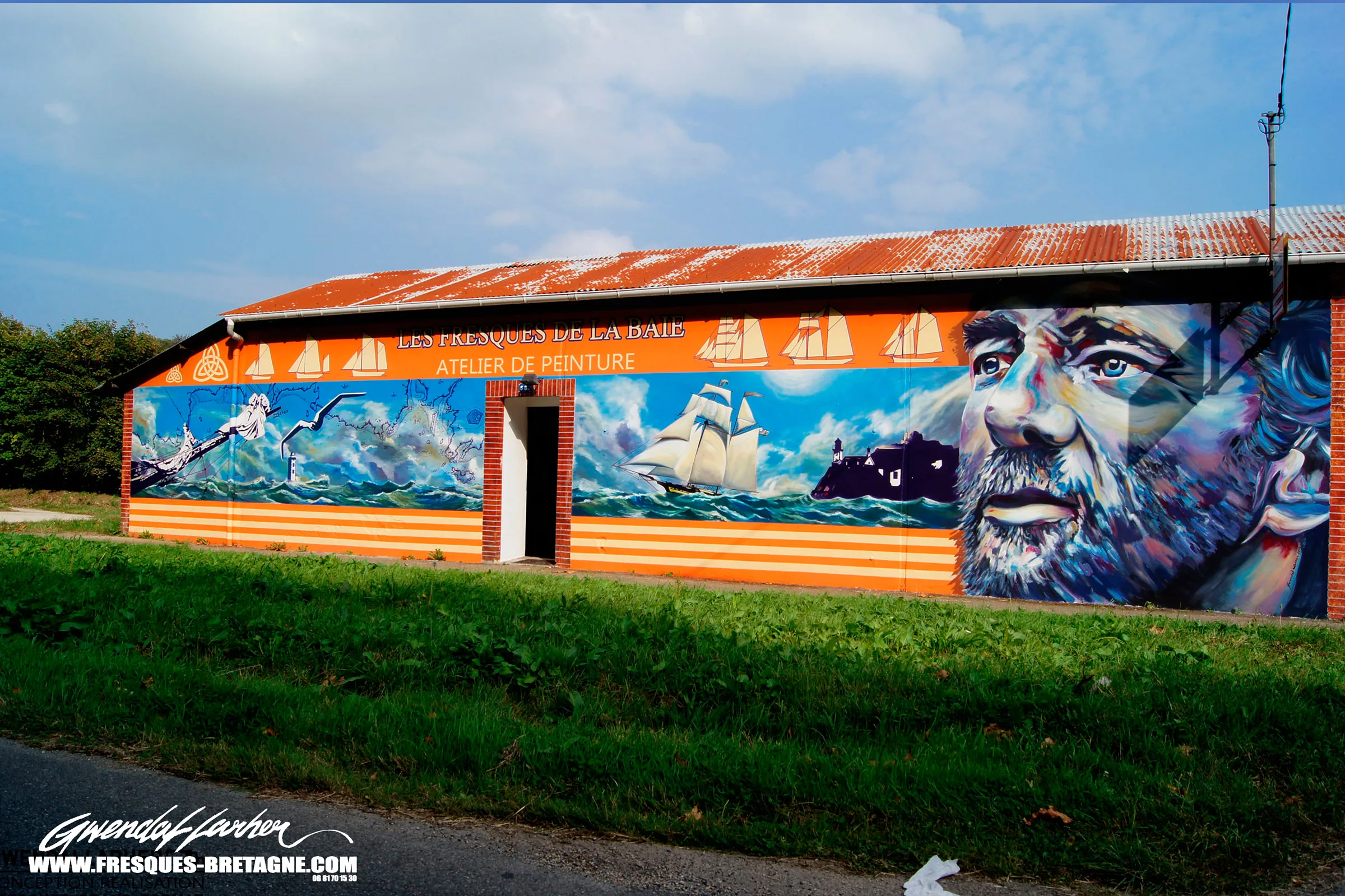 Portrait mural street art du navigateur Éric Tabarly par Gwendal Larher, façade d'atelier au port de Morlaix